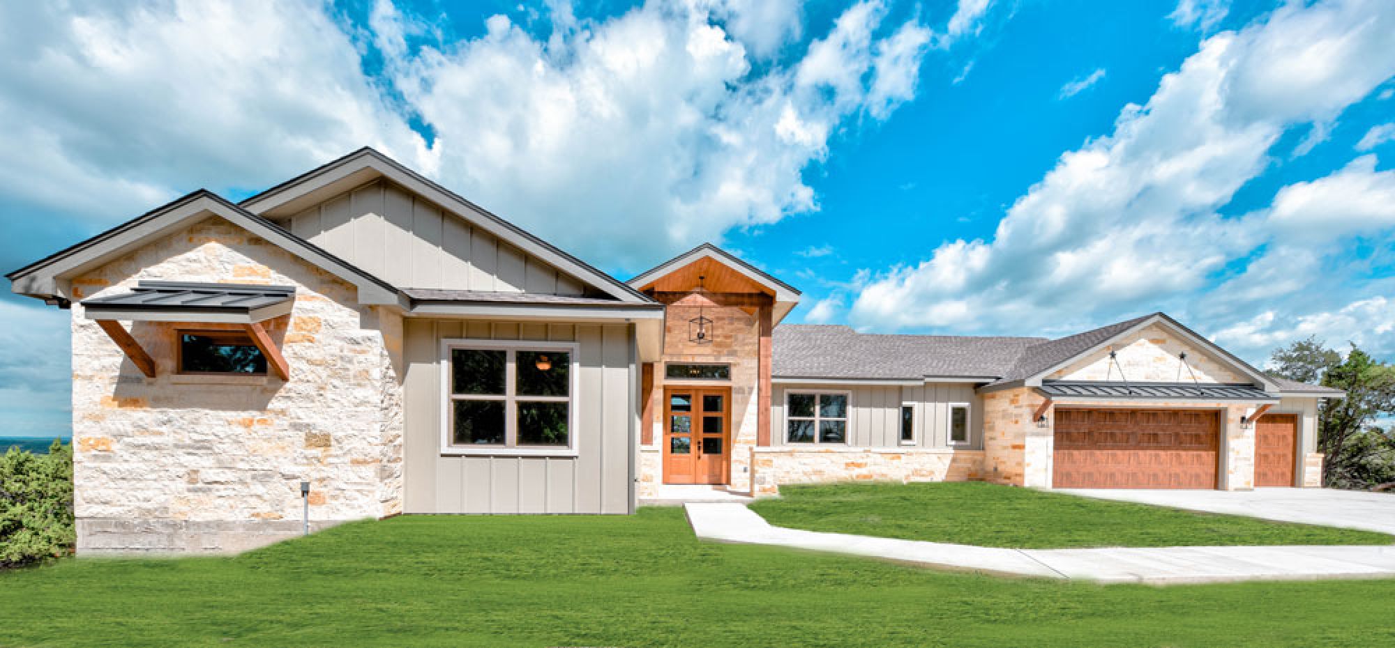 Canyon Lake contemporary farmhouse features 3 bedrooms, 2.5 baths