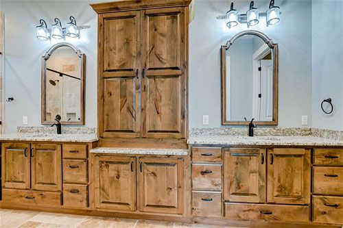 Contemporary farmhouse with 5 bedrooms, 4.5 baths in Tapatio Springs